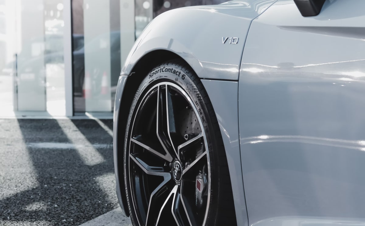 Reinterprets the classic bookshelf